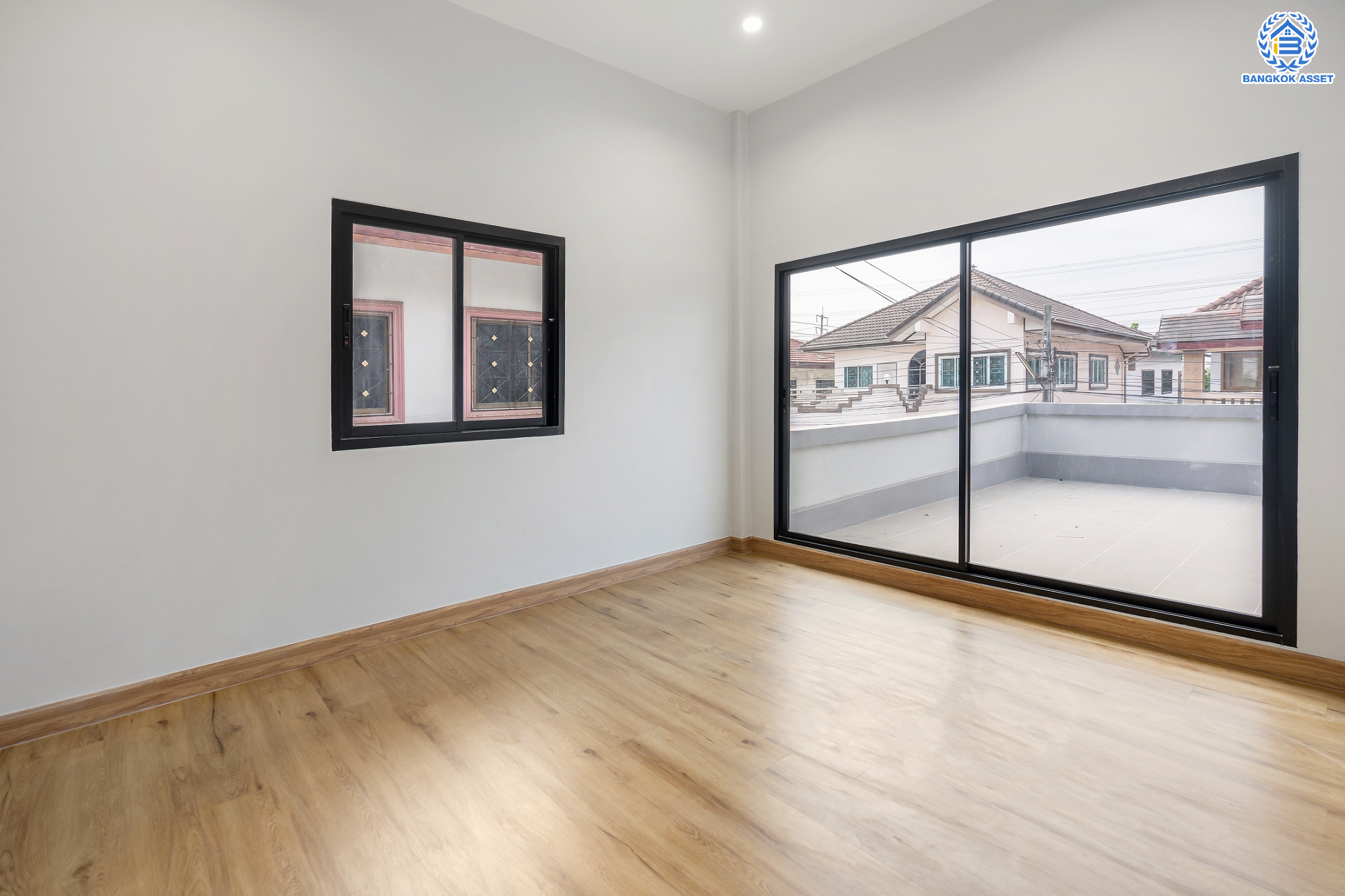 บ้านมือสองตกแต่งใหม่ ม.บูรพา12 ดอนเมือง บ้านเดี่ยว เนื้อที่ 50 ตร.ว. ฟังก์ชัน 4 ห้องนอน 2 ห้องน้ำ จอดรถได้ 2 คัน บนทำเลดีที่สุด ใกล้สนามบินดอนเมือง ทางด่วน "ศรีสมาน" และรถไฟฟ้าสายสีแดง "สถานีดอนเมือง"